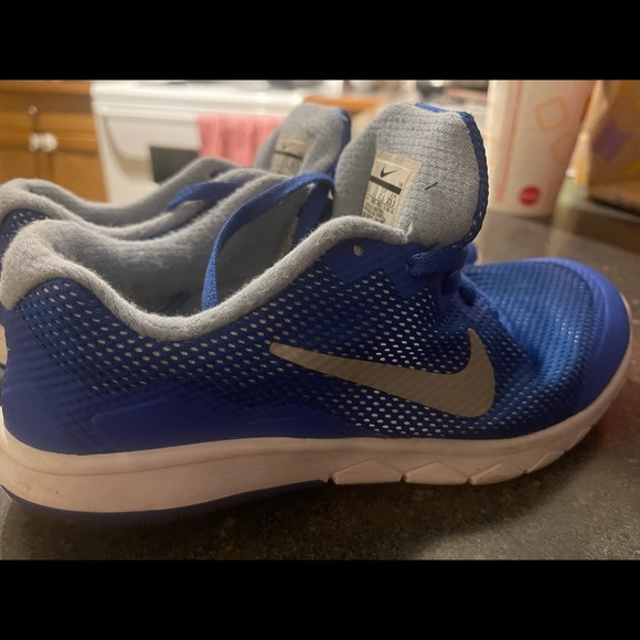 Pretty nike shoes. Home pet free! - Picture 2 of 4